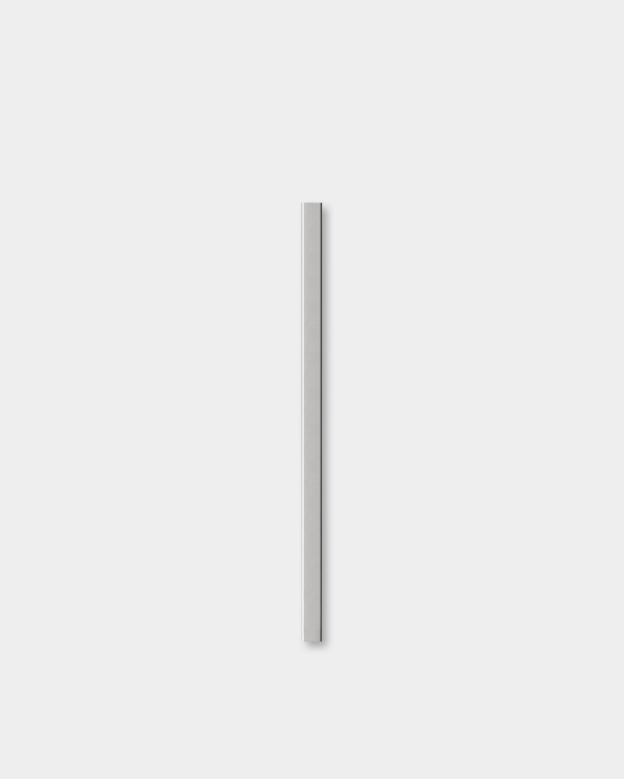 De Liva | Cover in gepolijst steel (60 cm) van WoodUpp op een lichtgrijze achtergrond, waarbij het minimalistische Nordic Akoestisch paneel design centraal staat.